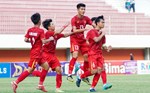 bentuk lapangan sepak bola beserta ukurannya Setelah memberi hormat dengan tergesa-gesa, dia berjalan melewati dinding dan pergi.